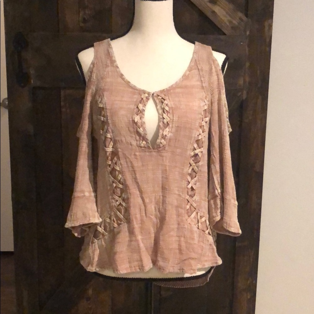 Cute boho keyhole top with cut out sleeves